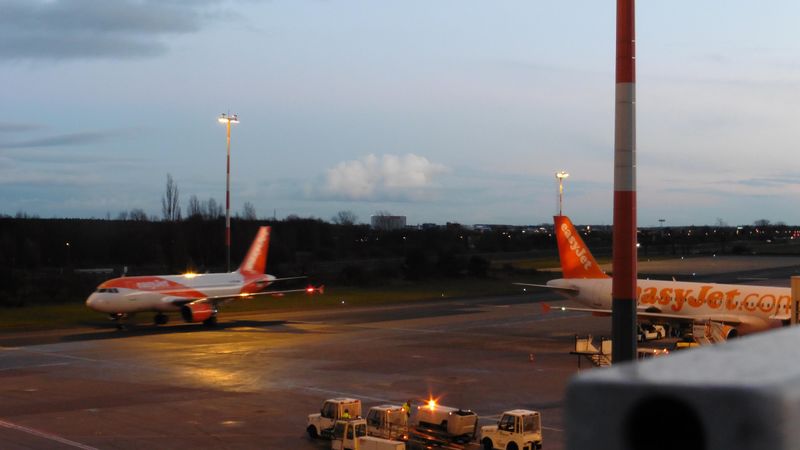 Datei:Berlin FLughafen Schönefeld Parkhaus4 Umgebung3.jpg