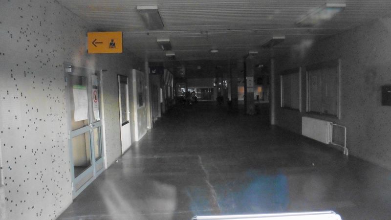 Datei:Berlin Bahnhof Schönefeld Gebäude innen3.jpg