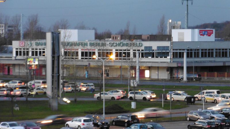 Datei:Berlin Bahnhof Schönefeld Gebäude4.jpg
