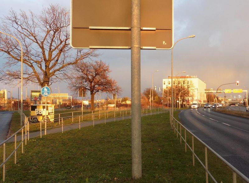 Datei:Berlin Bahnhof Schönefeld IntercityHotel.jpg