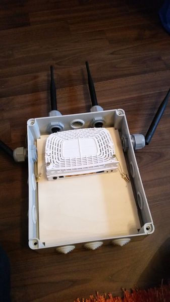 Datei:Box mit einem Router.jpg
