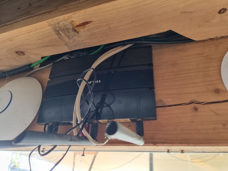 Datei:Letzter AP neben Ubiquiti.jpg