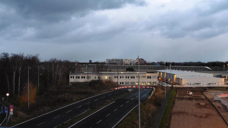 Datei:Berlin FLughafen Schönefeld Parkhaus4 Umgebung2.jpg