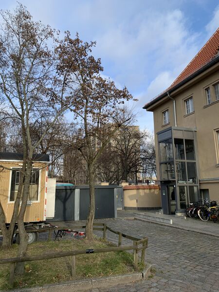 Datei:Nhu21-blick-hof-west-urbankrankenhaus.jpg