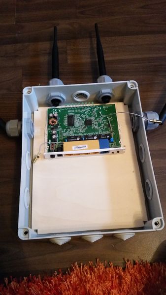 Datei:Box mit zwei Routern.jpg