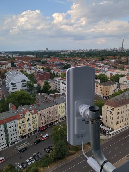 Datei:Liese-21 Sektorantenne PtMP.jpg