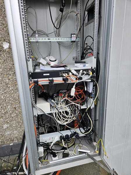 Datei:BHT Netzwerkschrank 2024.jpeg