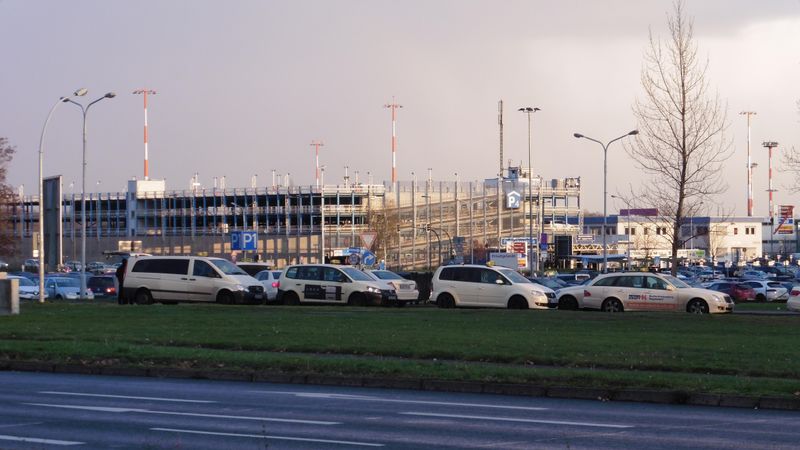Datei:Berlin Bahnhof Schönefeld Flughafen Parkhaus4.jpg