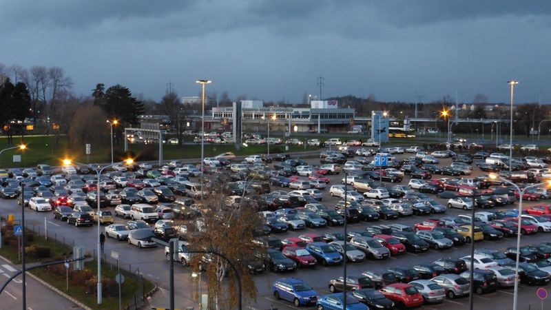 Datei:Berlin FLughafen Schönefeld Parkhaus4 Parkplatz-Carsharing.jpg