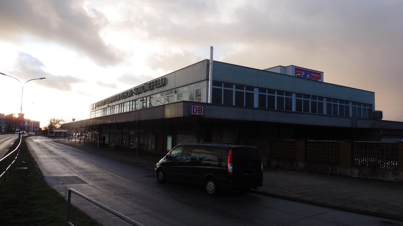 Datei:Berlin Bahnhof Schönefeld Gebäude1.jpg