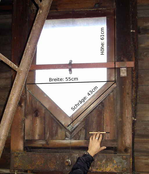 Datei:Zwinglikirche Fenster.jpg