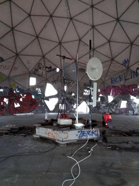 Datei:Tberg-antennas-radome.jpg