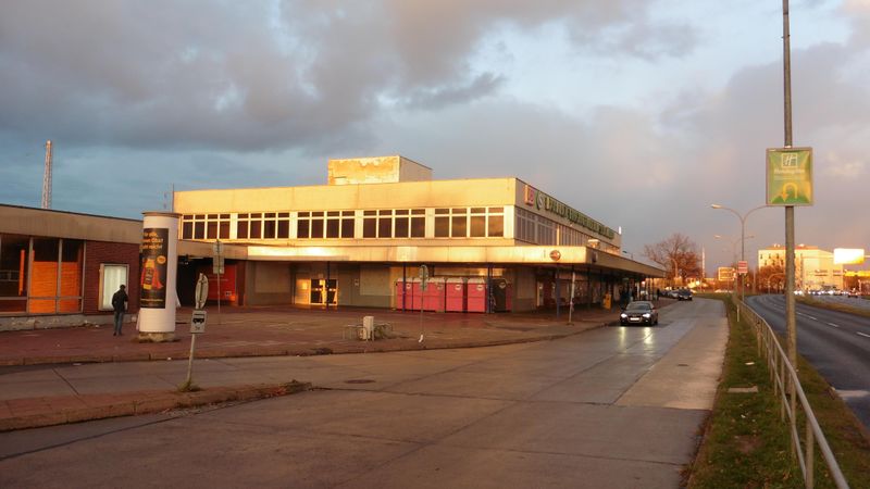 Datei:Berlin Bahnhof Schönefeld Gebäude2.jpg