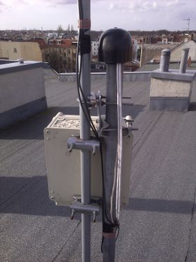 Mast mit Kasten und Kabel