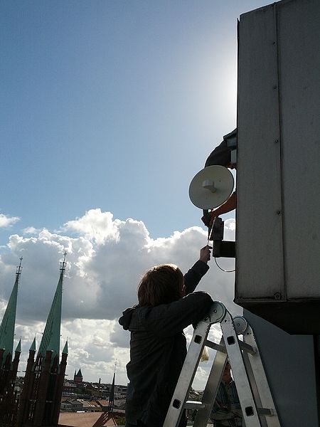 Datei:Bezirksamt dach nanobridge2 install1.jpg