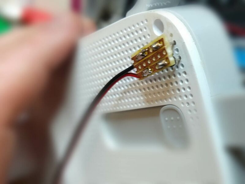 Datei:TP-LINK RE450 v1 12V Anschluss-Stifte.jpg