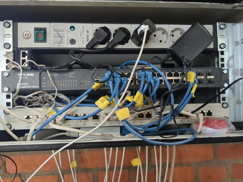 Datei:Chris Netzwerkschrank 2024.jpeg