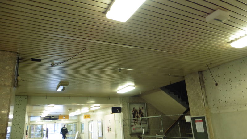 Datei:Berlin Bahnhof Schönefeld Gebäude innen8.jpg