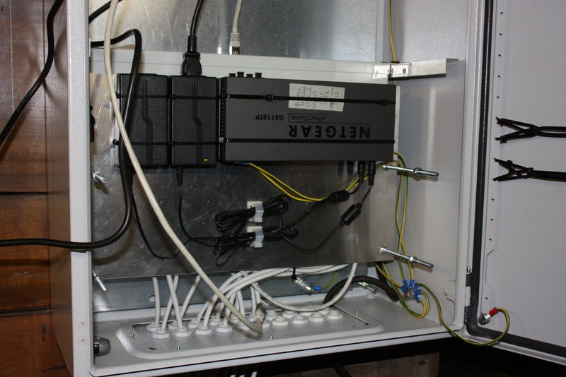 Datei:Sama schaltschrank switches.jpg
