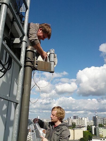 Datei:Bezirksamt dach nanobridge2 install2.jpg