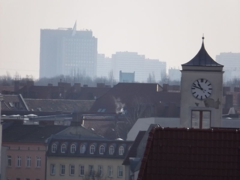 Datei:Bethanienturm-PrimoLeviGymnasium und Pyramide.JPG