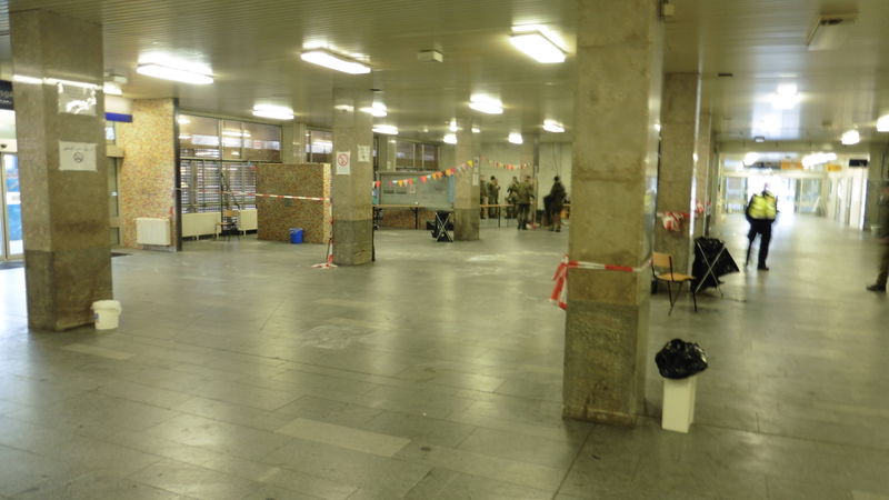 Datei:Berlin Bahnhof Schönefeld Gebäude innen6.jpg