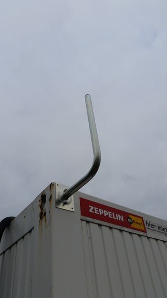 Datei:Wohncontainer Antennenhalterung.jpg