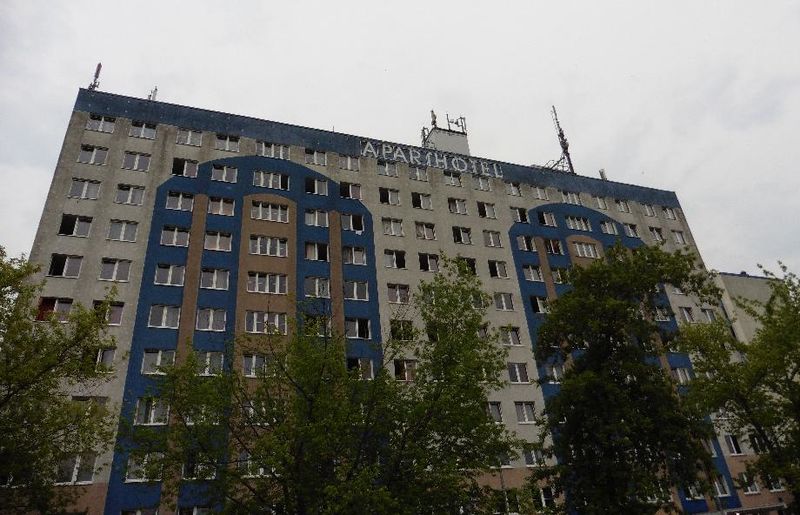 Datei:Berlin refugees Schwalbenweg.jpeg