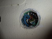 Telefonkabel vor Zimmern neben Strom