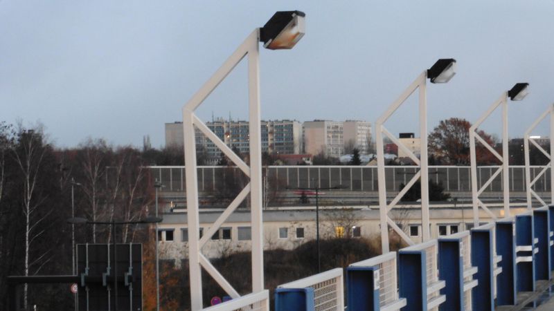 Datei:Berlin FLughafen Schönefeld Parkhaus4 Umgebung.jpg