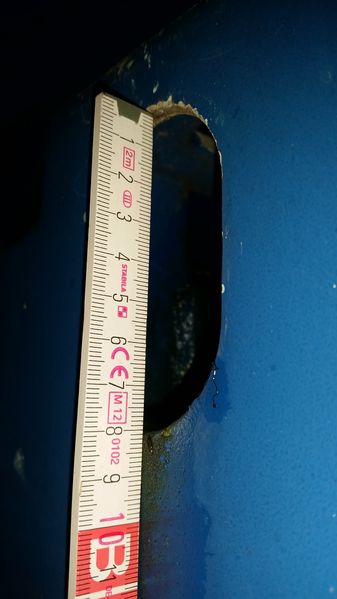 Datei:Wohncontainer Loch längs.jpg